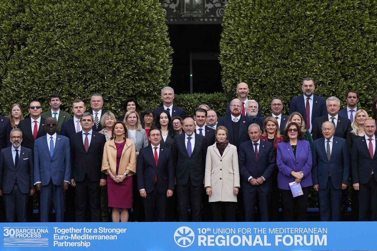 El ministro de Asuntos Exteriores, Unión Europea y Cooperación, José Manuel Albares (7i), durante la reunión ministerial del Foro Regional de la Unión por el Mediterráneo (UpM), a 28 de noviembre de 2025, en Barcelona, Catalunya (España). Este encuentro se convoca con la intención de reforzar el diálogo euro-árabe, particularmente en torno a la situación en Oriente Medio.