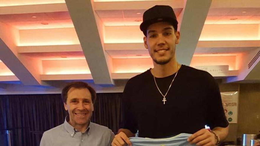 Felipe Miñambres, director deportivo del Celta, junto a Willy Hernangómez, jugador de la NBA. // @RCCelta