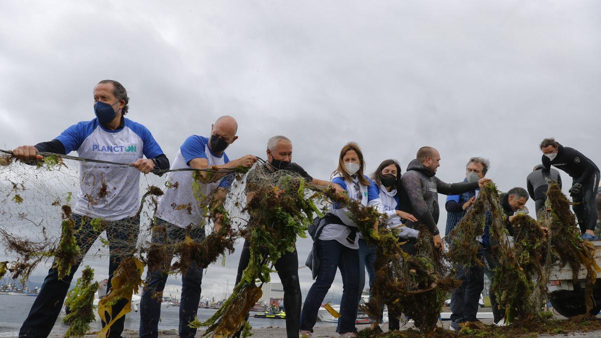 La eliminación de las redes y viejos útiles de pesca abandonados en el mar es una de las acciones que contribuyen a preservar el ecosistema.