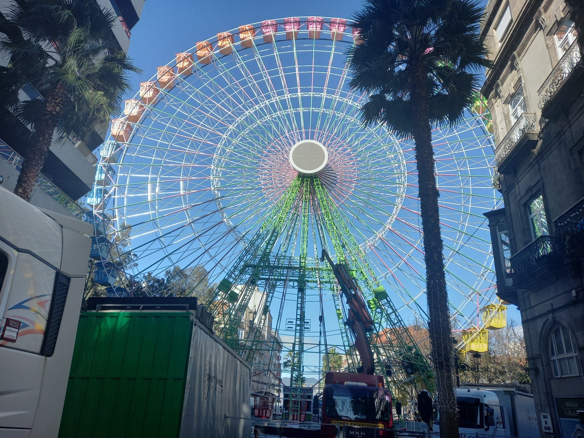 Todo casi a punto para que rueden las atracciones y el mercadillo de la Navidad viguesa