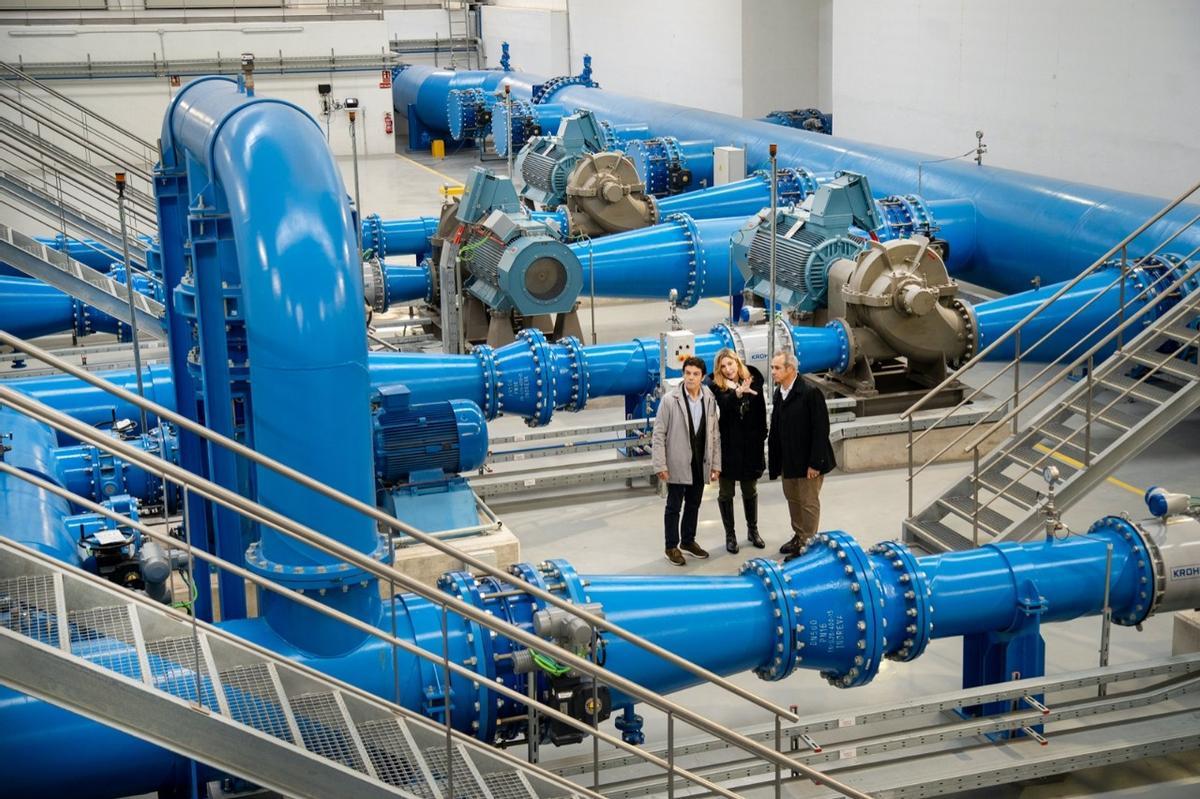 Carlos Mundina (Emshi), Pura Almenar (La Presa) y Dionisio García (Emimed) en su última visita a Manises haceun mes.