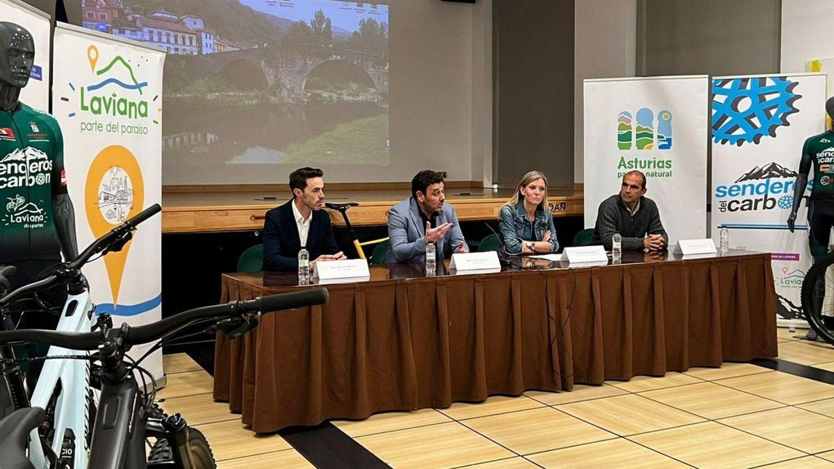 Por la izquierda, Samuel Sánchez, exciclista y embajador del Plan de Cicloturismo, Julio García, Graciela Blanco y Pedro Conde, presidente del Club de Producto de Cicloturismo, en el acto celebrado en Pola de Laviana.