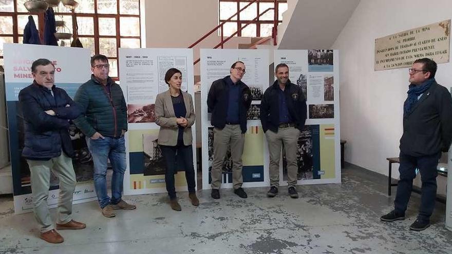 Por la izquierda, Luis Valdés, Javier Castro, Dulce Vega, Javier Cabal, Antonio Ortega y Jorge Vallina, en la inauguración de la exposición en el Ecomuseo Minero.