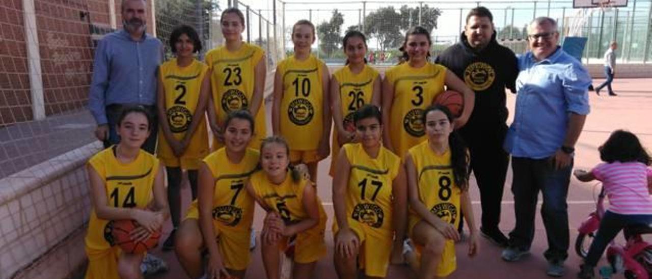 Equipo femenino del Club Esportiu Basquet Puçol.