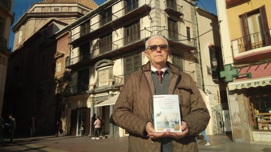 Siro Villas Tinoco, con su novela, esta semana en un rincón de la plaza de la Constitución.