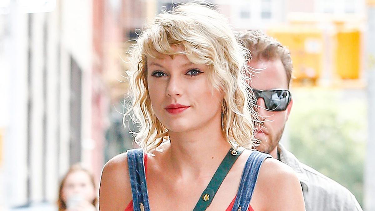 El look de Taylor Swift con zapatillas