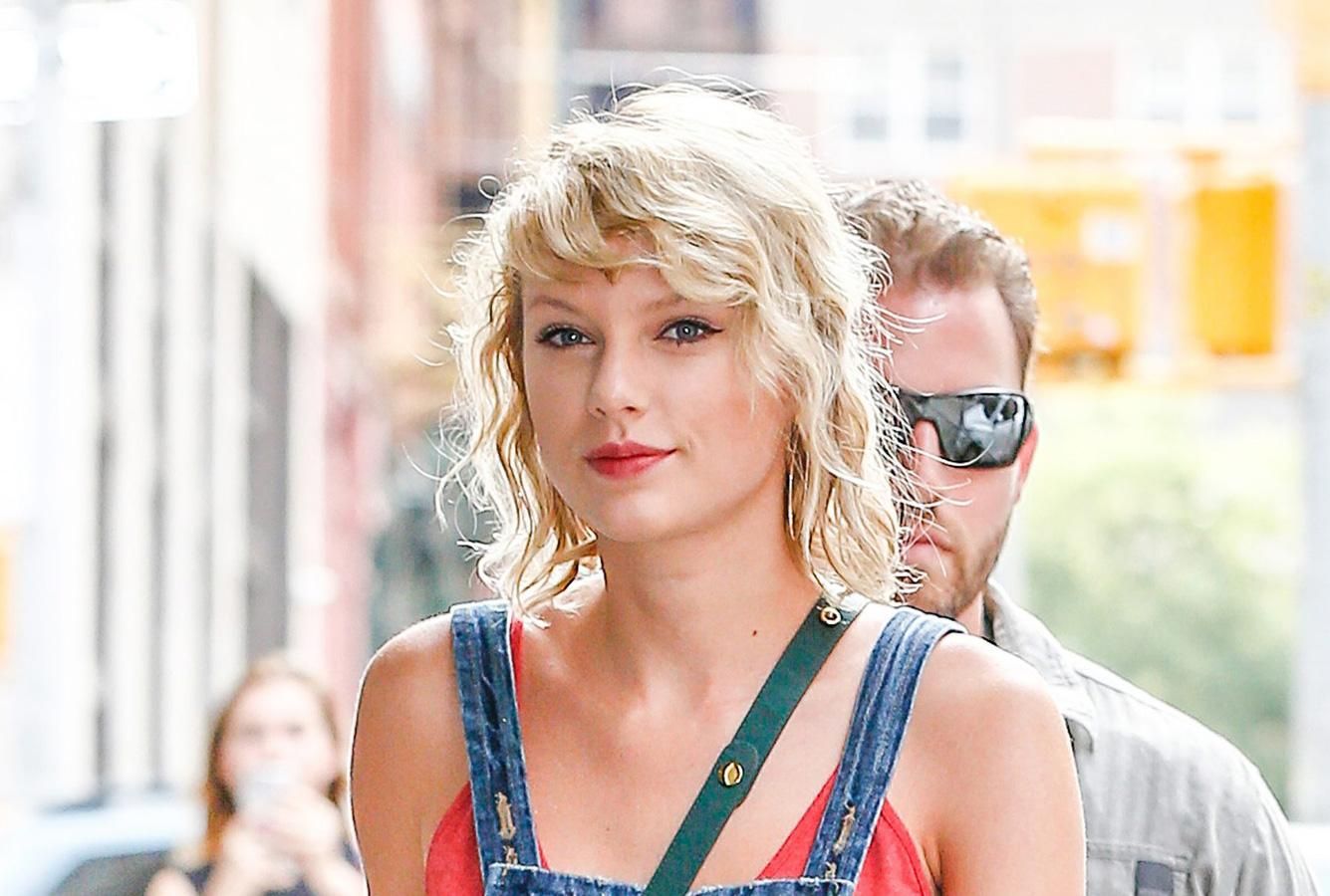 El look de Taylor Swift con zapatillas