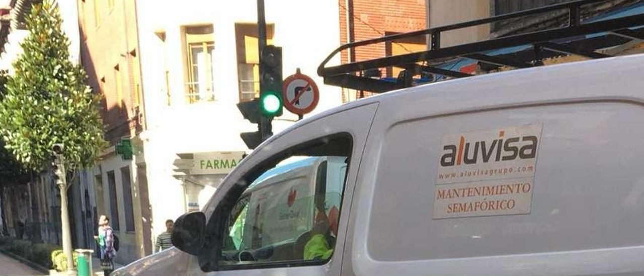 Operarios de Aluvisa, trabajando ayer en Oviedo.