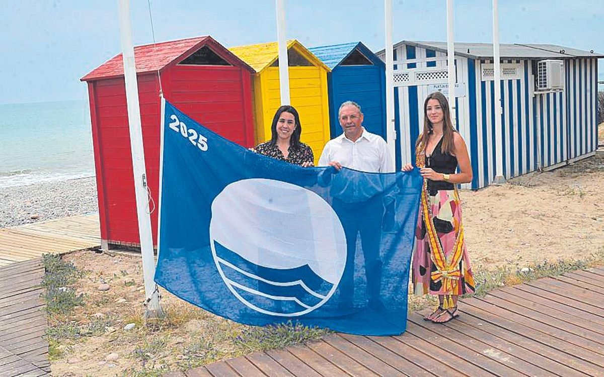 Autoridades municipales y festivas en la izada de la bandera azul en la playa del Grao.