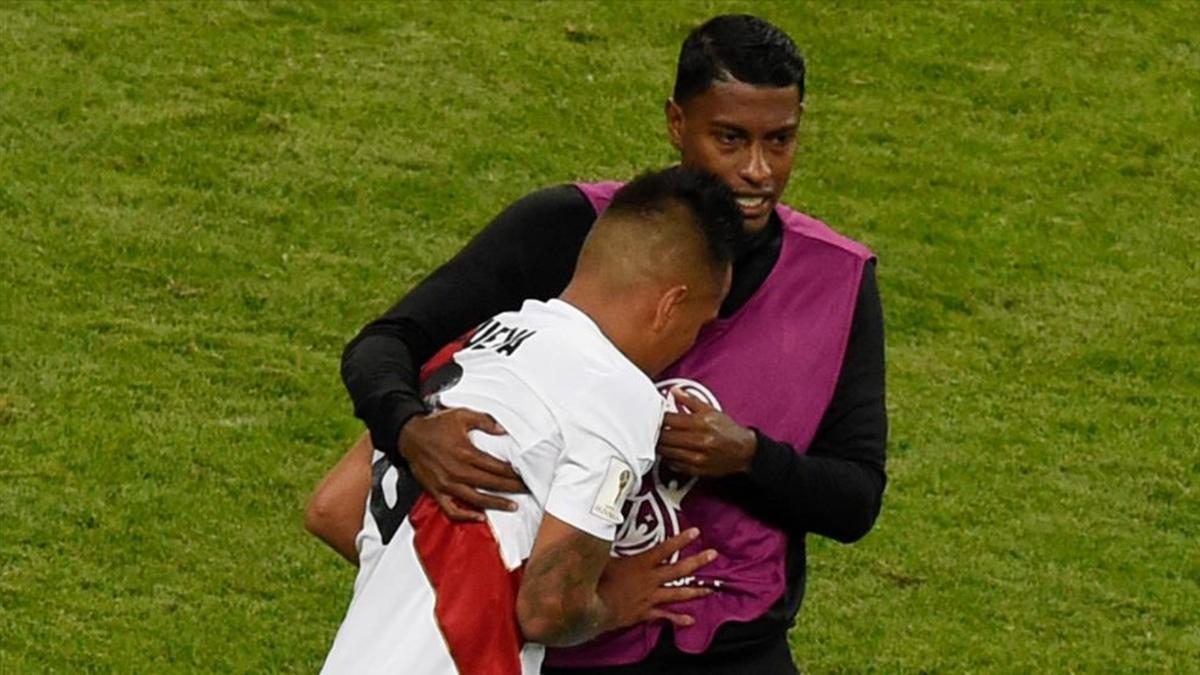 Cueva, desconsolado por su fallo, provocó un penalti y de paso un ismo en Lima
