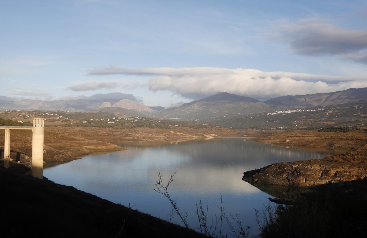 El pantano de La Viñuela gana agua acumulada con las lluvias de diciembre