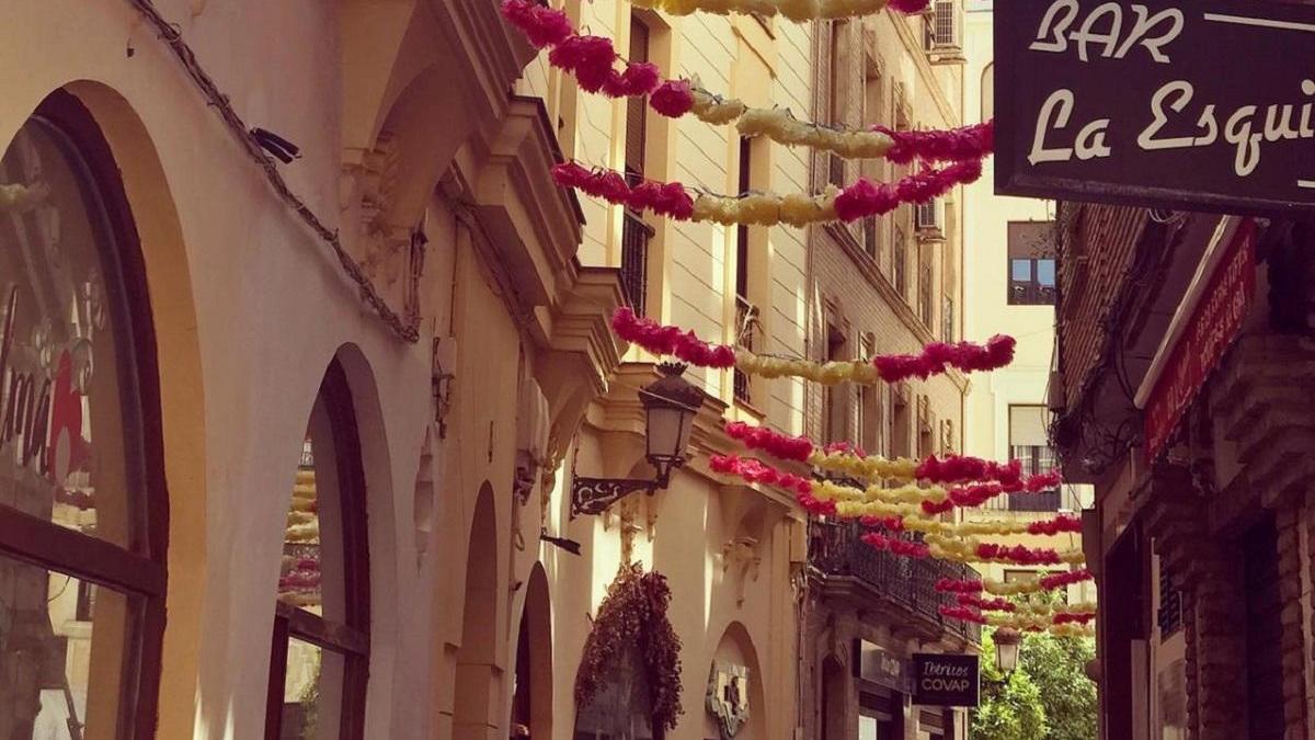 Los comerciantes del centro denuncian destrozos en los adornos del mayo festivo