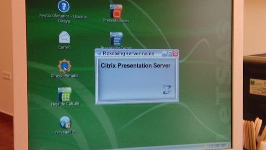 Fotografía de un ordenador del consultorio, sin acceso a Diraya.