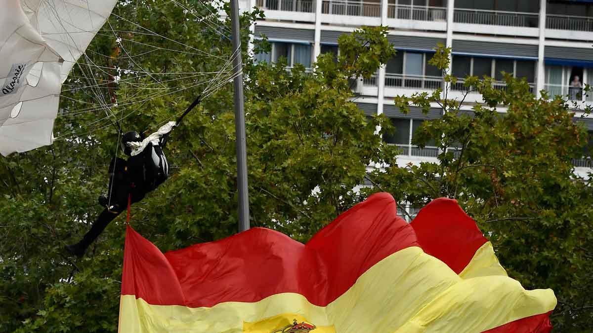 Paracaidista tropieza con una farola.