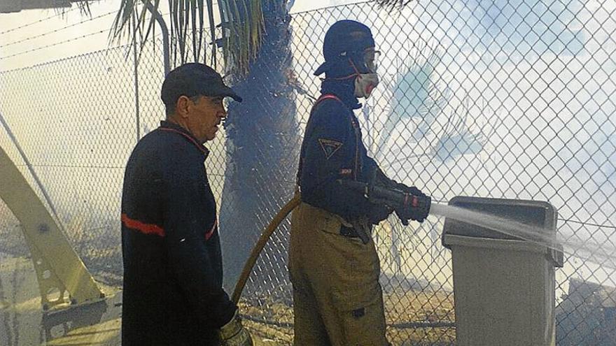 Los bomberos sofocan seis incendios de pastos