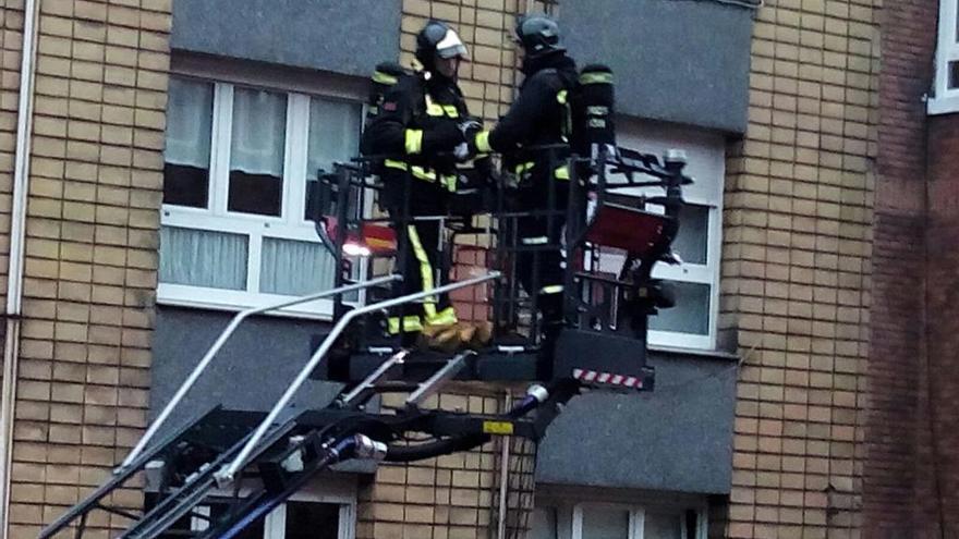 Los bomberos, durante la intervención de esta tarde en El Coto.