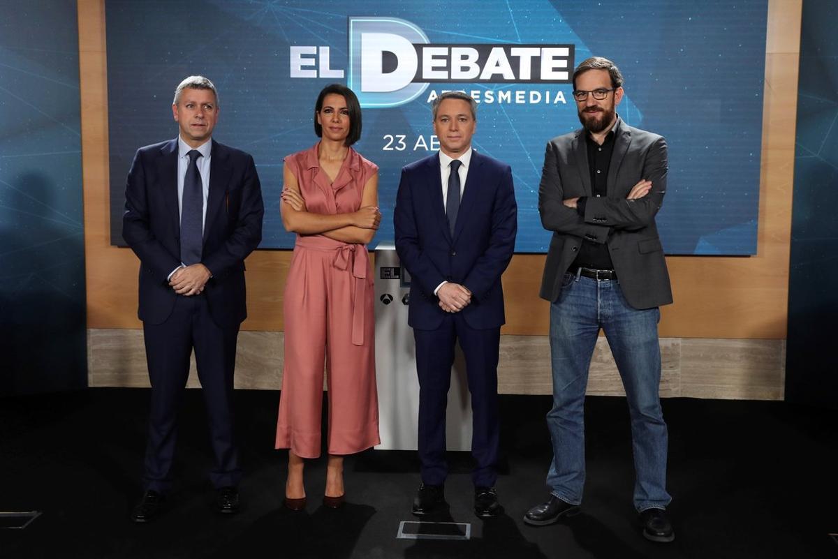 GRAF9807. MADRID, 12/04/2019.- Los periodistas Ana Pastor y Vicente Vallés (2d) presentan junto a los directores de Antena 3 Noticias, Santiago González (i), y el director de La Sexta Noticias,César González (d) el debate de Atresmedia de los cinco líderes políticos que concurren a las elecciones. EFE/J.J. Guillén