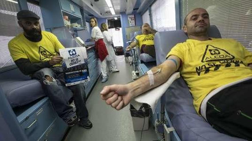 Artemio Cuevas, Juan Carlos Martínez y, al fondo, Ángel Marqués, ayer, en la unidad móvil de donación de sangre.