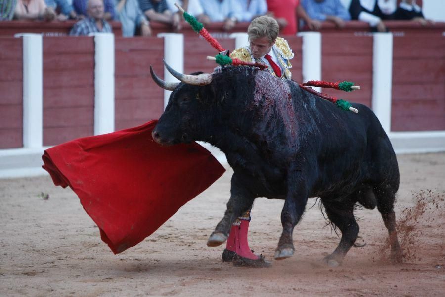 Toros en San Pedro: Cayetano, por la puerta grande