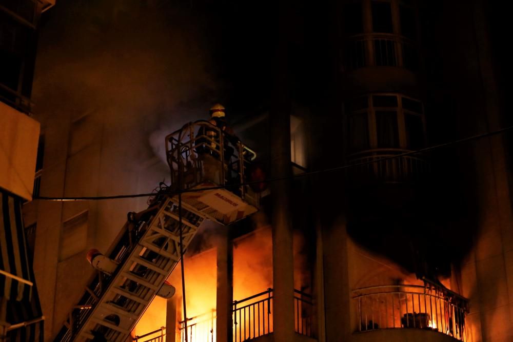 Bomberos de Torrevieja, Almoradí y Orihuela han intervenido para sofocar un incendio que ha obligado a desalojar el edificio de cinco plantas. Algunos vecinos han dejado el inmueble pasando por la azo