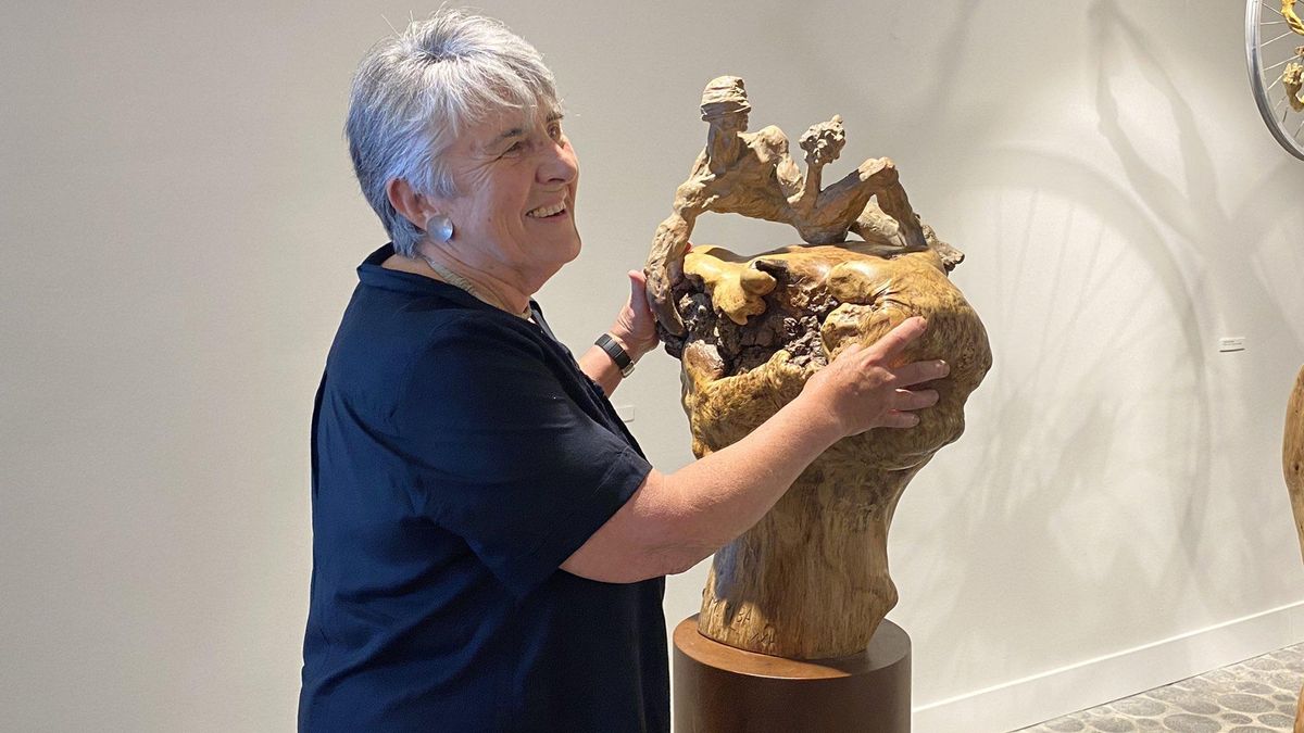 Mercè Riba amb una de les obres de l&#039;exposició.