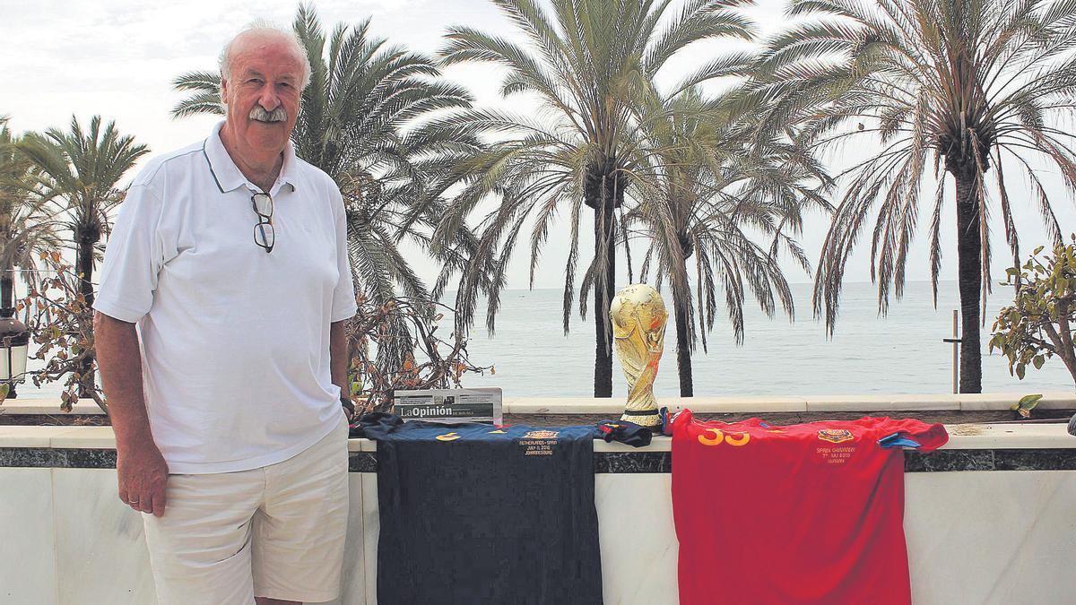Vicente del Bosque posa para La Opinión de Málaga con las camisetas y la réplica de la Copa del Mundo de 2010.
