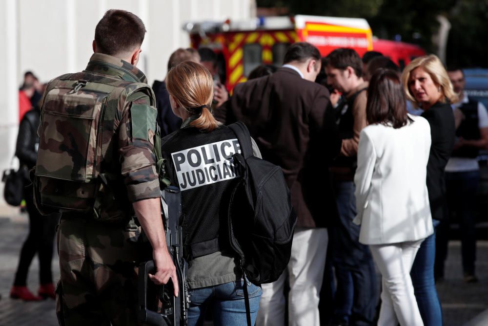 Un vehículo atropelló hoy en la localidad de Levallois Perret a una patrulla del dispositivo antiterrorista y causó seis heridos.