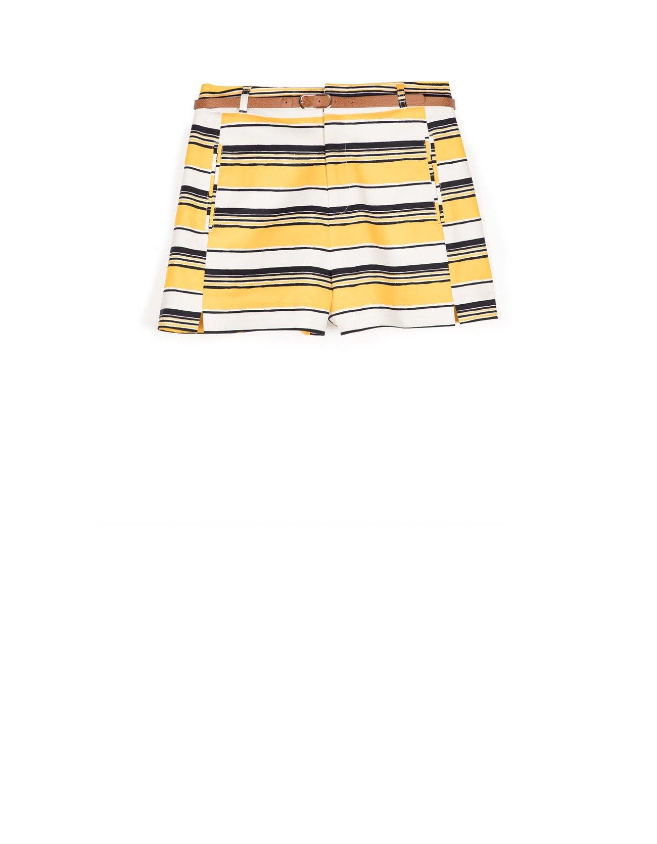 Larga vida al short (más allá del denim): Short estampado, de Stradivarius (17,95 euros).