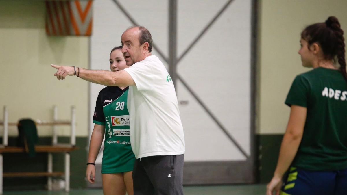 Rafa Moreno da instrucciones en un entrenamiento del Itea Córdoba de esta semana.