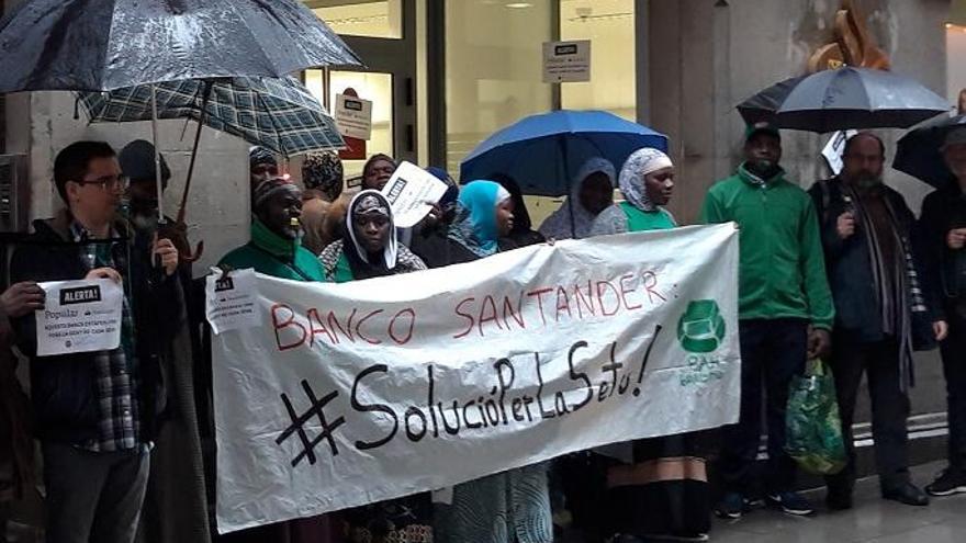 La Policia fa sortir una manifestació de la PAH de dins d&#039;un banc, a Olot