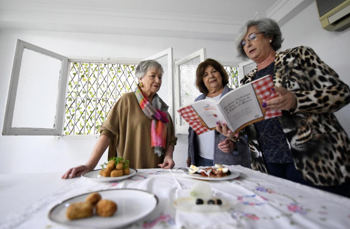 La  presidenta de Thader Consumo (a la derecha) con dos de las cocineras cuyas recetas aparecen en el libro.