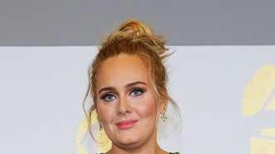 Adele coge sus cinco Grammy. // Efe
