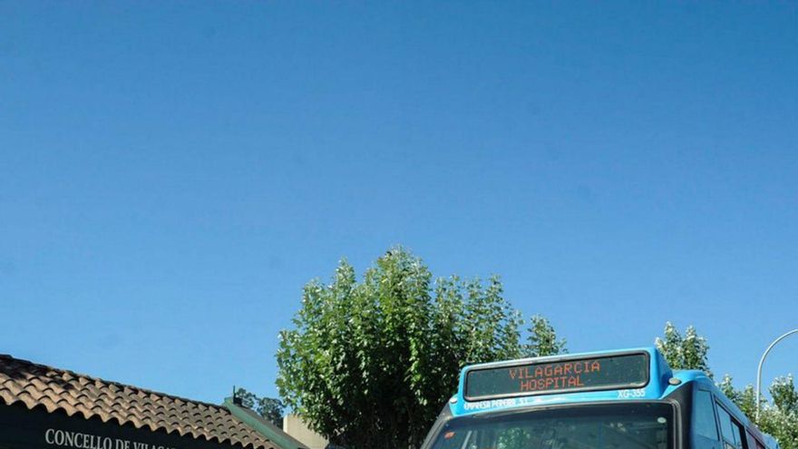 Uno de los autobuses que se desplazan al Hospital. | Iñaki Abella