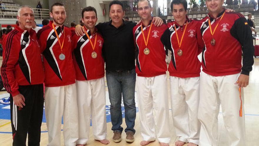 Los miembros del equipo senior, junto al campeón del mundo Jose Manuel Egea.