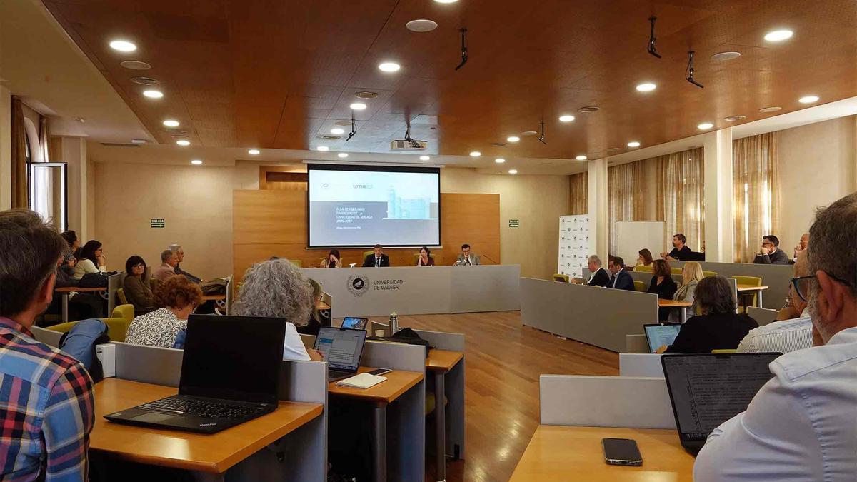 Reunión del Consejo de Gobierno, en la que el rector ha explicado que pagará las obras de dos facultades y concluirá el boulevard con el préstamo de la Junta.