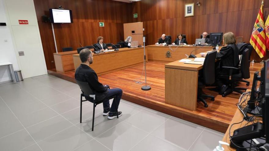 Marc S., en el banquillo de los acusados de la Sección Tercera de la Audiencia Provincial de Zaragoza, ayer. | ÁNGEL DE CASTRO
