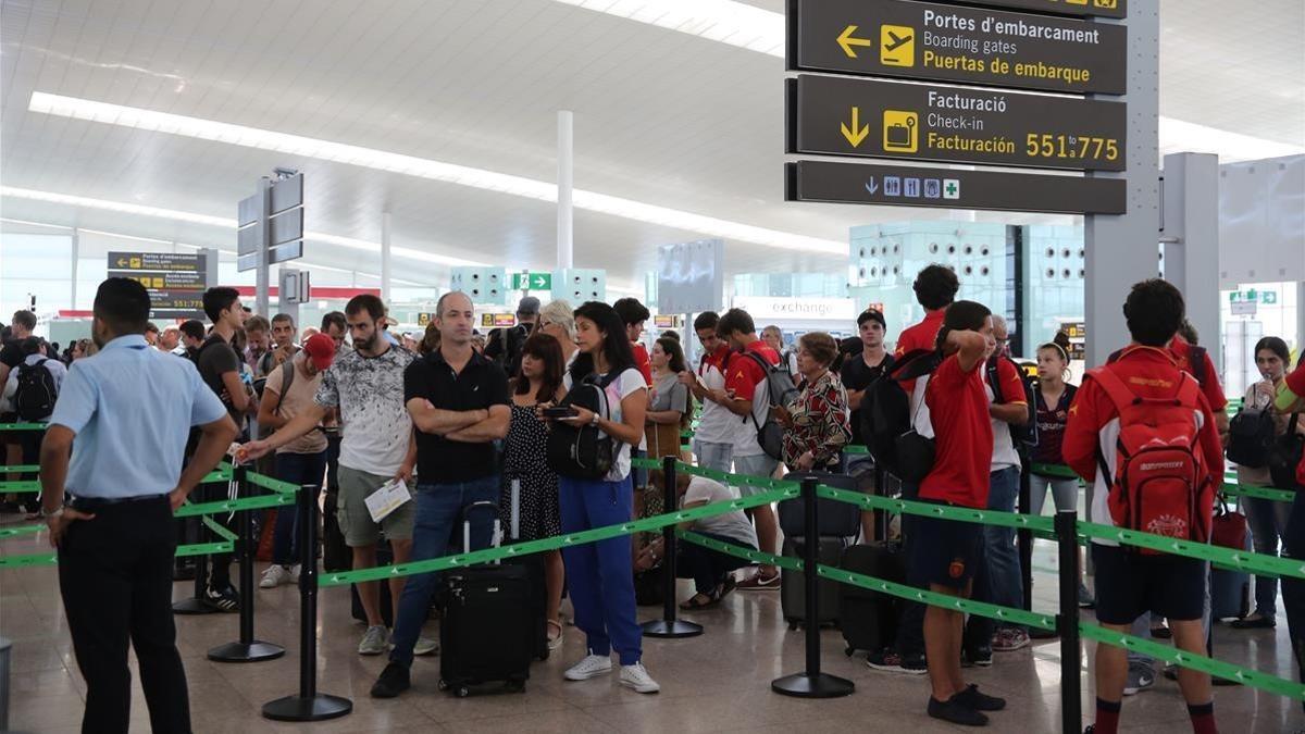 Colas en el control de maletas de el Aeropuerto de el Prat