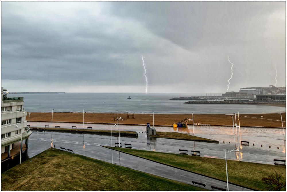 Espectacular tormenta con rayos en Gijón