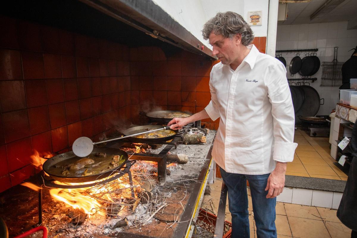 Vicente Rioja, ante una de sus paellas.