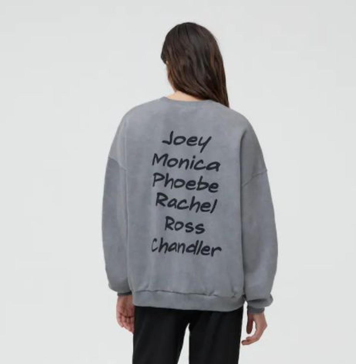 Parte posterior de la sudadera gris de Pull&Bear inspirada en 'Friends'
