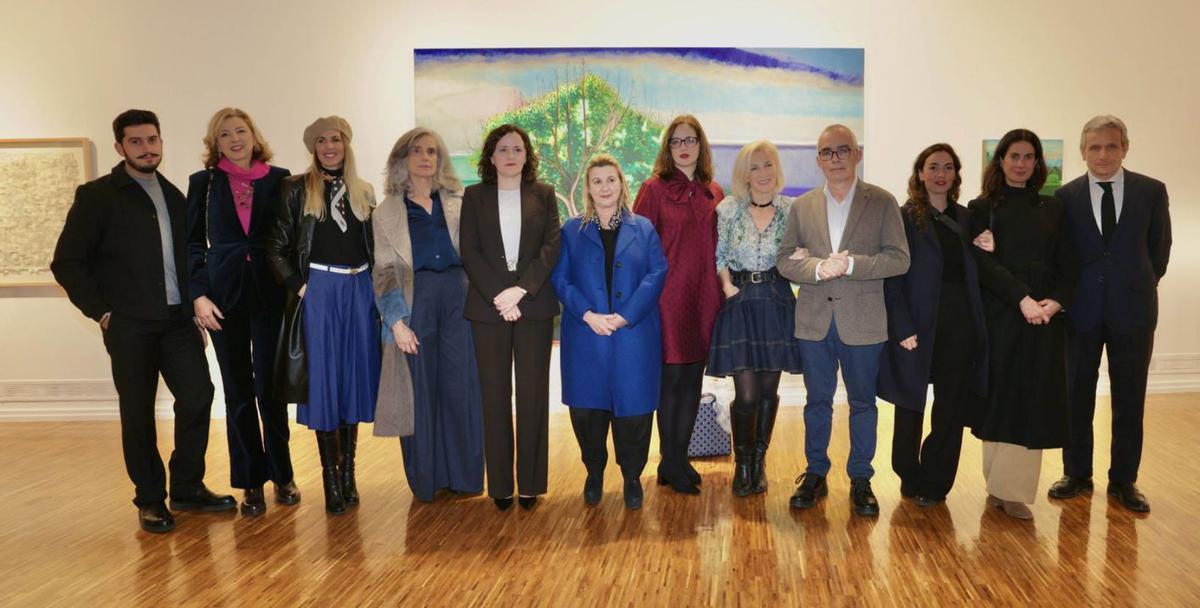 Foto de familia de los representantes de las galerías de arte contemporáneo de Asturias, con Arancha Osoro en el centro. | IRMA COLLÍN