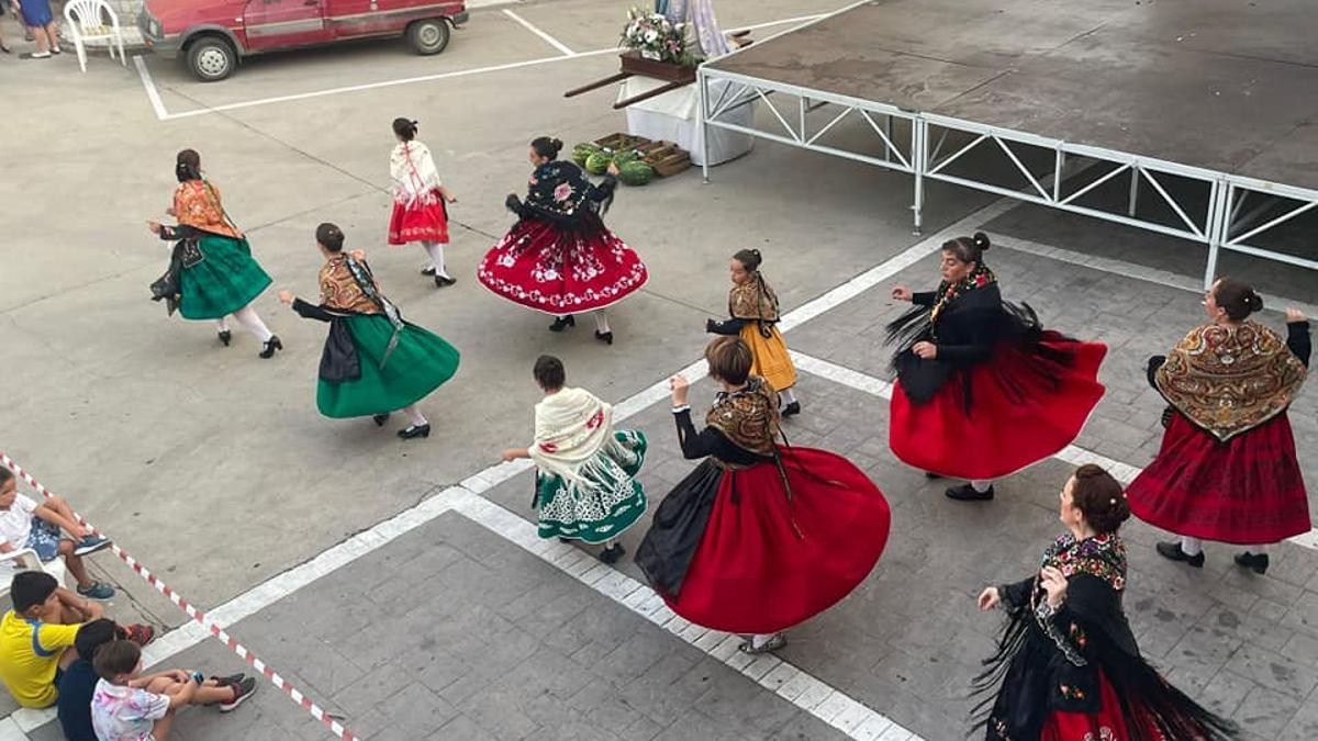 Una actuación de baile en unas fiestas de un año anterior en Pescueza.
