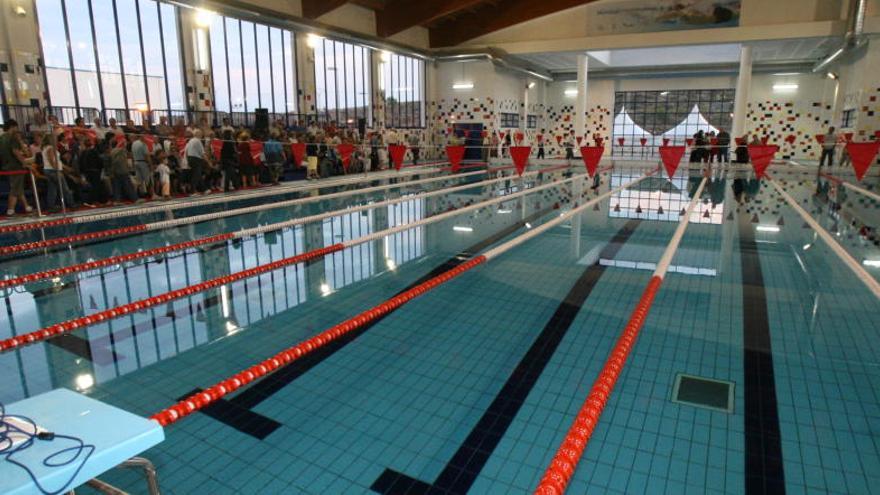 El alcalde asegura que la piscina cubierta abrirá en breve