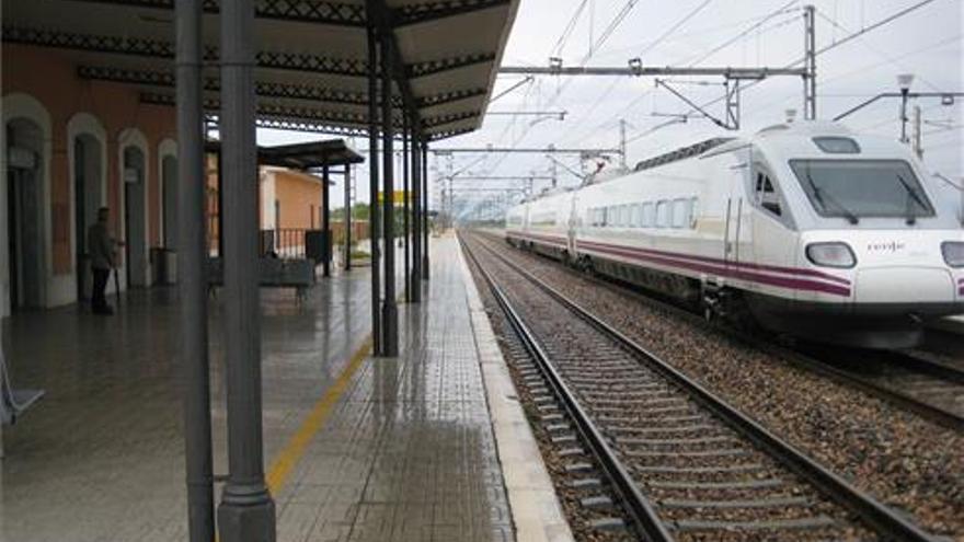 Las vías del tren en la mitad norte de la provincia, como en esta imagen de Vinaròs, adaptarán su ancho.