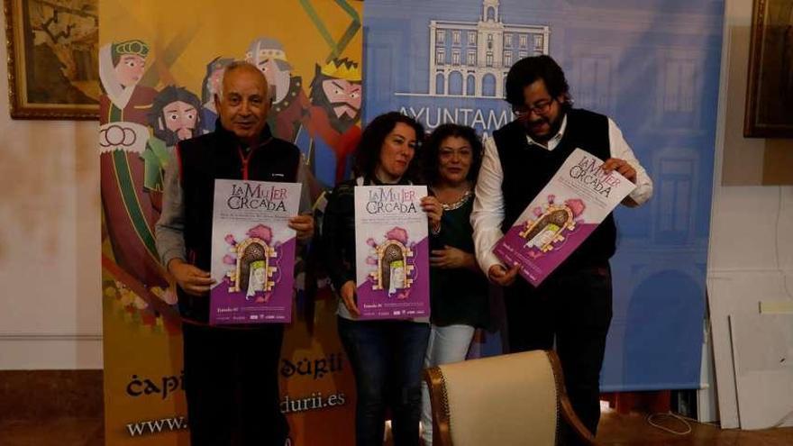 El autor José González Torices, la edil de Servicios Sociales María José González, la directora de Juan de Enzina, Almudena San Frutos y el presidente de Capitonis, Luis Fernando García.