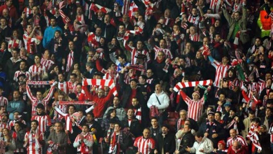 La afición del Athletic regresa triunfal a Bilbao