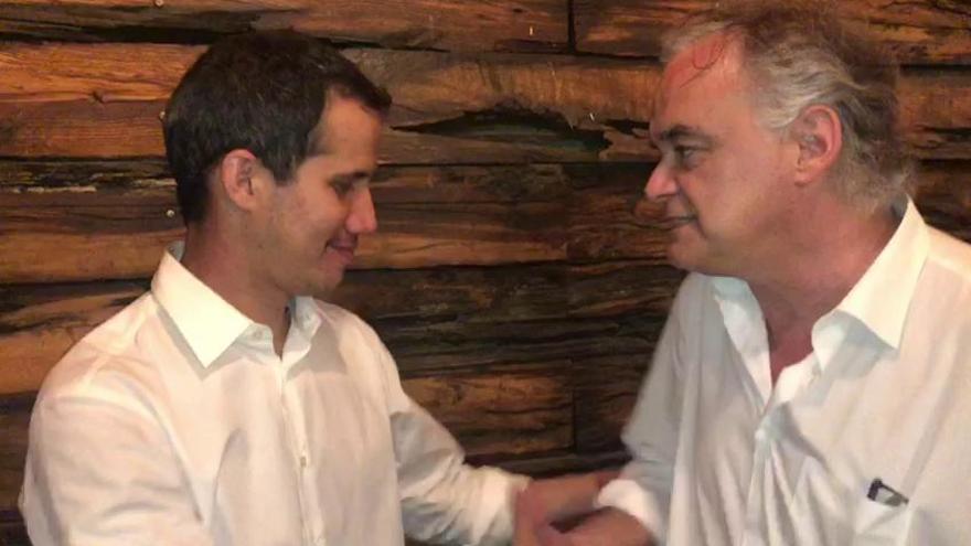 El abrazo de González Pons con Guaidó en el concierto 'Venezuela Aid Live'