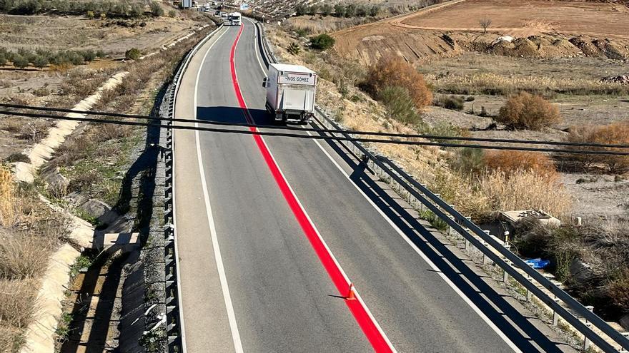 Cambio en la DGT: este es el significado de la nueva línea roja en plena carretera