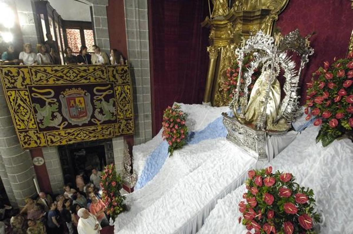 BAJADA DE LA VIRGEN DEL PINO DE SU CAMERIN