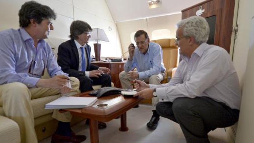 Rajoy, en el avión que le ha llevado a México.